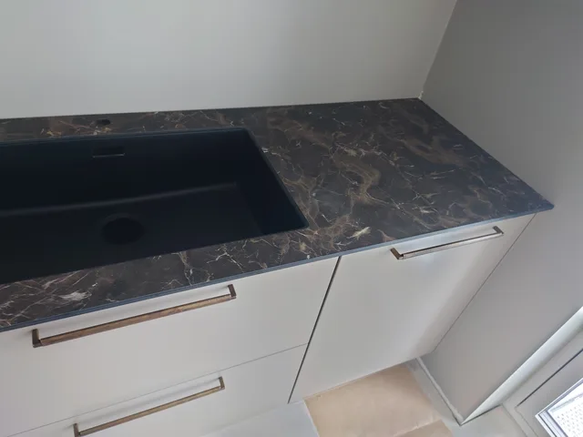 Mørk benkeplate med vask